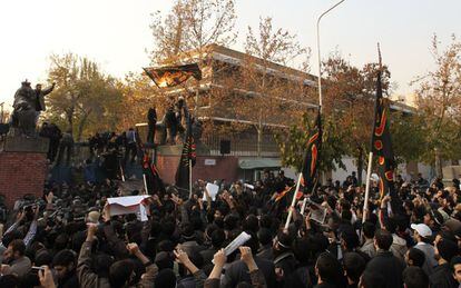 Manifestantes iraníes gritan a las puertas de la Embajada británica en Teherán, poco antes de su asalto. Los manifestantes protestaban contra las sanciones a Irán por su programa nuclear.
