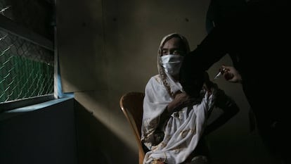 COX'S BAZAR, BANGLADESH - AUGUST 12: A Rohingya refugee is vaccinated in a Rohingya refugee camp on August 12, 2021 in Cox's Bazar, Bangladesh. On Tuesday, Bangladesh started a COVID-19 vaccination drive for Rohingya refugees. Nearly 48,000 Rohingya refugees will be inoculated with the help of the UN agencies. (Photo by Allison Joyce/Getty Images)