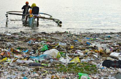 Aunque el plástico es más visible en la costa, la mayoría acaba en las zonas centrales de los océanos. En la imagen, en Freedom Island, en Manila, Filipinas.