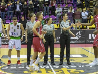 Las tres árbitras que pitaron el Valladolid-Tau Castelló de Leb Oro. 
 