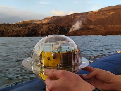 Uno de los dispositivos flotantes que se lanzarán al Cantábrico para estudiar la contaminación marina, en una imagen cedida por el Gobierno vasco.
