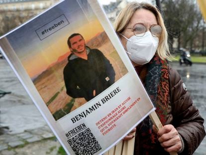 Una mujer reclamaba la liberación de Benjamin Brière, el pasado 8 de enero en París.