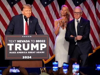 Trump interviene este jueves en un acto en las Vegas, acompañado de Woody Jonhson y la esposa de este Suzanne.