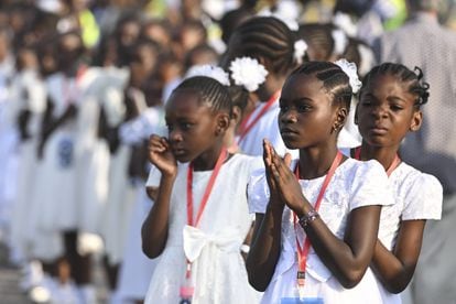 Some girls impatiently await the arrival of the Pope, before the celebration of mass in the city of Kinshasa, this Wednesday.  The reception of the Pope, who landed acclaimed on the streets on Tuesday as a true idol of the masses, has surprised even the Holy See. 