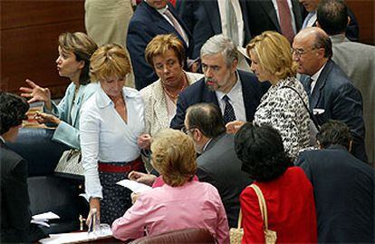 Esperanza Aguirre y miembros de su grupo, durante el pleno de investidura en la Asamblea de Madrid.