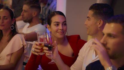 Georgina Rodríguez brinda con su pareja, Cristiano Ronaldo, relegado a figurante en esta segunda temporada en detrimento de otro personaje emergente: el jamón.