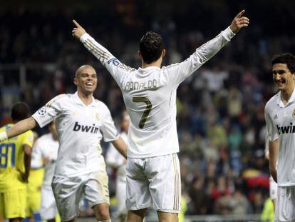 Ronaldo celebra el gol junto a Pepe y Sahin.