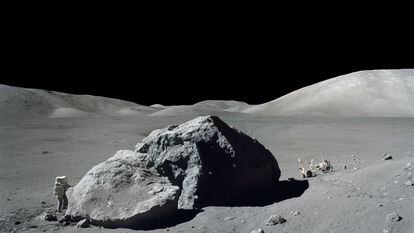 Uno de los últimos paseos de un humano, en este caso del astronauta Harrison H. Schmitt, de la misión 'Apolo 17', en la Luna. Fue el 13 de diciembre de 1972.