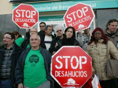 Miembros de la Plataforma de Afectados por la Hipoteca protestan en Calafell (Tarragona).