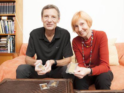 Una pareja alemana muestra sus lingotes de oro en su casa de Berlín.