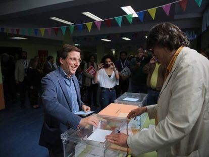 El descenso de Podemos y sus confluencias otorga a la derecha cinco de los mayores 20 ayuntamientos