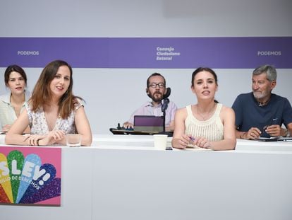 La ministra de Derechos Sociales y Agenda 2030, Ione Belarra (a la izquierda), y la ministra de Igualdad, Irene Montero (a la derecha), durante una reunión del Consejo Ciudadano de Podemos, en la Sede de Podemos, este sábado.