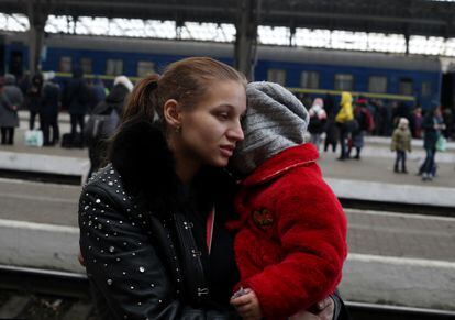 Maria y Emilia, antes de subir al tren en la estación central de Lviv este domingo. 