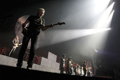 Roger Waters, en un momento de la legendaria puesta en escena de Pink Floyd con 'The Wall' durante su actuación en el Palacio de los Deportes de Madrid.