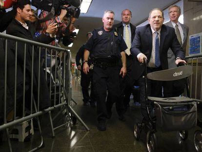 Harvey Weinstein, a su llegada este lunes al tribunal penal del Estado de Nueva York. / En el vídeo, el veredicto del fiscal.