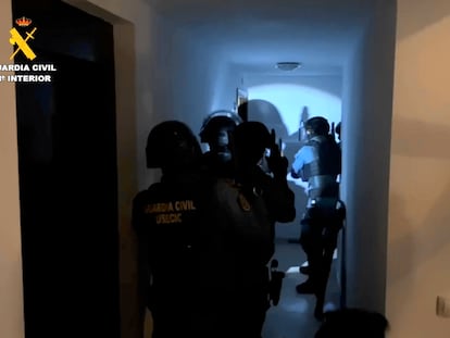 Momento de la operación de la Guardia Civil que ha concluido con 10 detenidos por robar más de un millón de euros reventando cajeros.