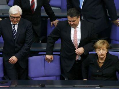 Angela Merkel en el Bundestag con los titulares de Exteriores, Frank-Walter Steinmeier (izquierda), y Economía, Sigmar Gabriel.