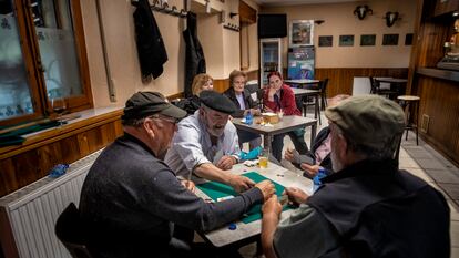 Vecinos de Almarza (Soria) juegan a las cartas en el bar del pueblo.