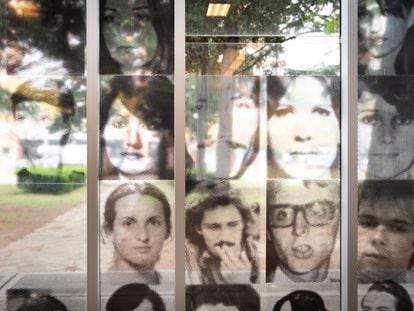 Imágenes de desaparecidos en la entrada del antiguo Casino de Oficiales de la ESMA, hoy convertido en un espacio de memoria en el norte de Buenos Aires.