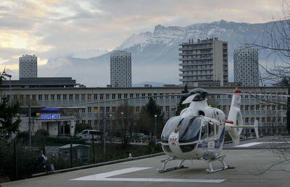 Un helicóptero, situado en el exterior del hospital de Grenoble.