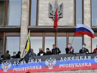 Activistas prorrusos enarbolan banderas rusas en el edificio del Gobierno regional en Donetsk. 