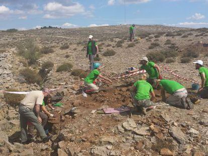 Los alumnos trabajan en el Toro junto a la trinchera de piedras en la que se refugiaban los guerrilleros. 