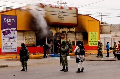 Fuerzas de seguridad afuera de una de las tiendas de convenicencia que fue atacada este jueves, en Ciudad Juárez.