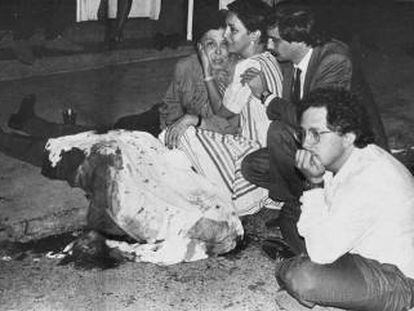 Héctor Abad Faciolince, con la mano en la barbilla, junto al cadáver de su padre, Héctor Abad Gómez, asesinado en Medellín el 25 de agosto de 1987.