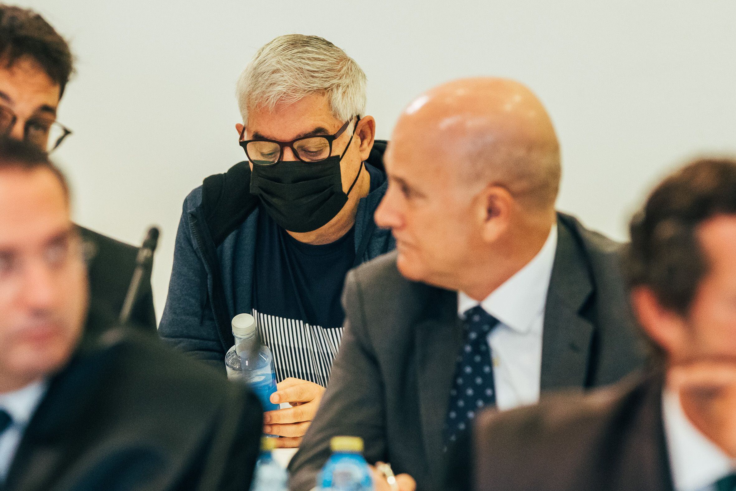 Andrés Cortabitarte (con corbata) y, detrás, Francisco Garzón, este miércoles durante la primera sesión del juicio.