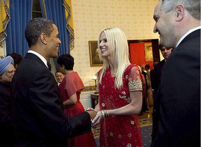 El presidente Barack Obama saluda a Michaele Salahi, que se coló en una cena oficial en la Casa Blanca, mientras su esposo espera su turno.