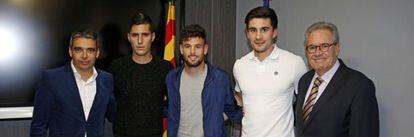 Albert Soler (esq.), director d'esports del Barça, amb Sergi Guardiola, Moisés i Xemi, a la presentació dels fitxatges.