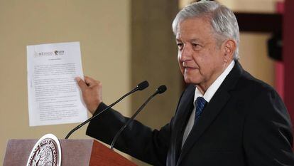 López Obrador presenta la carta en la que asegura que no va a reelegirse.