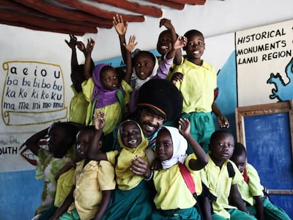 Omar Islam Ali, rodeado de los niños de la escuela.