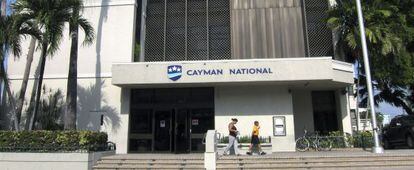 Fachada del banco nacional de las Islas Caim&aacute;n, en George Town.