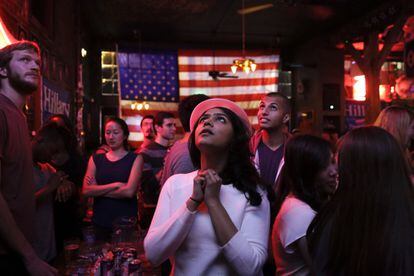 Sri Vasamsetti de 22 años, votante de Hillary Clinton observa los resultados electorales en un pub de Seattle, Washington.