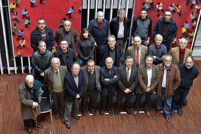 Climent, ayer junto a antiguos presidentes de ACPV y representantes del mundo cultural y sindical valenciano.