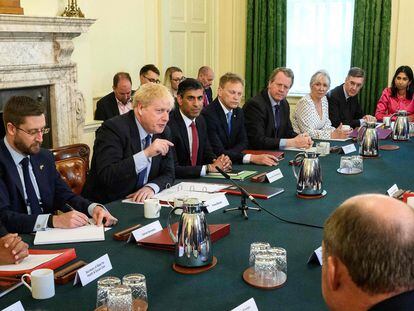 Boris Johnson, este martes, durante una reunión con su equipo en Downing Street, en Londres.