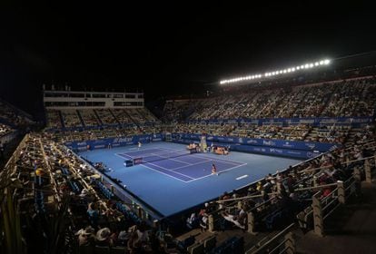 La mexicana Ana Sofía Sánchez devuelve la pelota a la neozelandesa Marina Erakovic durante el partido de tenis femenino en el torneo Mexico Open, en Acapulco, estado de Guerrero, México.