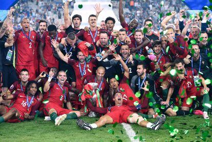 Los jugadores de Portugal celebran el triunfo.