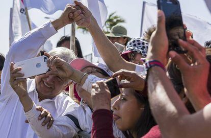 López Obrador, a la llegada a un mitin.