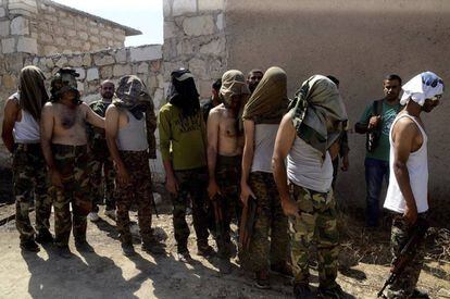 Fotografía facilitada por la Agencia Siria de Noticias (SANA) que muestra a varios combatientes de la oposición siria detenidos por el Ejército en Alepo.