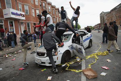 El gobernador republicano declaró el Estado de emergencia en Baltimore, explicó que ha estado "en contacto" con el presidente de EE.UU., Barack Obama, para tratar sobre la situación en la ciudad.