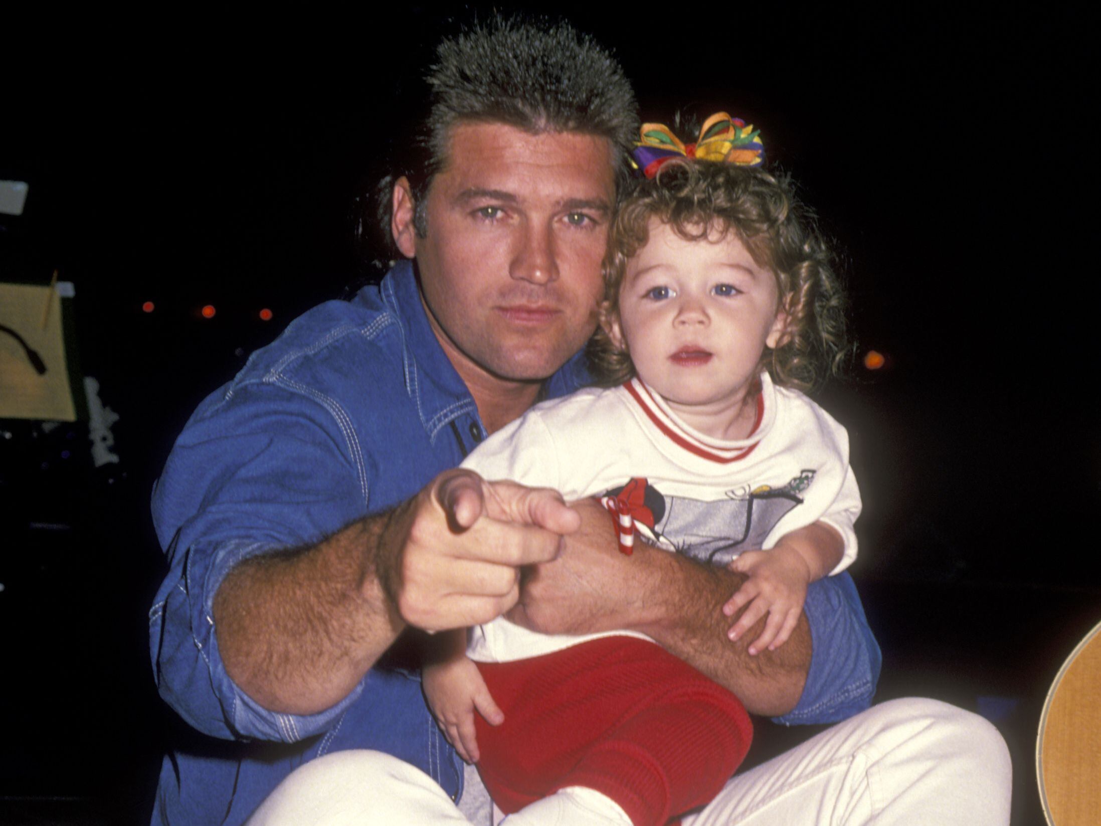Billy Ray Cyrus junto a su hija Miley en un concierto tributo a Elvis Presley, el 8 de octubre de 1994, en Tennessee.