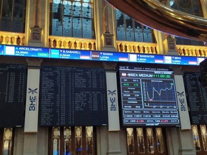 Vista del panel con la cotización del Ibex 35 en el parqué madrileño de la Bolsa. 