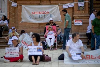 Trabajadores de Abengoa durante una protesta ante la Delegación del Gobierno en Andalucía, este lunes en Sevilla.