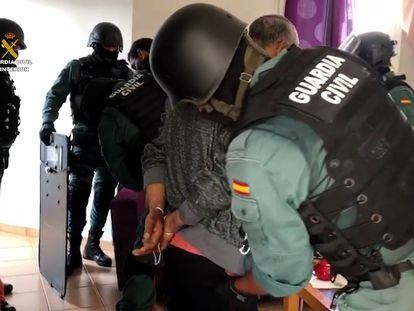 Agentes de la Guardia Civil durante la detención de los miembros de una red que introducía hachís en Tenerife desde África.