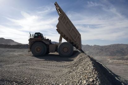 Un camión de volteo trabaja en la mina de cobre de Grupo México conocida como La Caridad, en el Estado de Sonora.