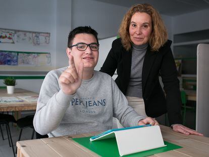 Gerard Fernández, que ahora tiene 19 años, con su tía Carme en el centro de formación y atención psicológica que la segunda dirige en Granollers (Barcelona), en febrero.