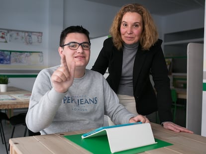 Gerard Fernández, que ahora tiene 19 años, con su tía Carme en el centro de formación y atención psicológica que la segunda dirige en Granollers (Barcelona), en febrero.