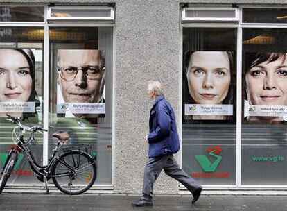 Un hombre pasa por delante de la sede del Partido Izquierdista Verde en Islandia, en Reikiavik.